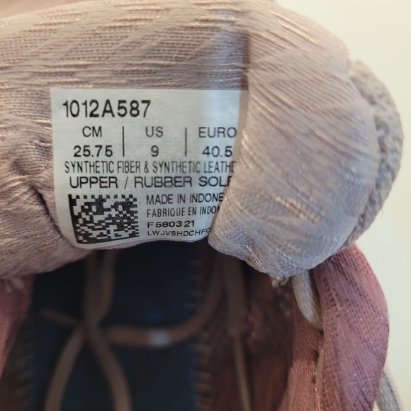 Asics Gel-Nimbus 22 Running shoes - Women's size 9. - Picture 10 of 10